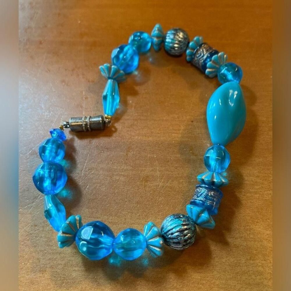 Blue Plastic Beaded Bracelet Womens 8.5 Inch Barrel Clasp Costume 8”